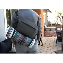 Outlet Everyday Sling (Black, 10L) Camera Bags